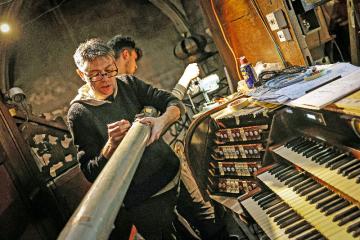 Remise en place des tuyaux de l'orgue