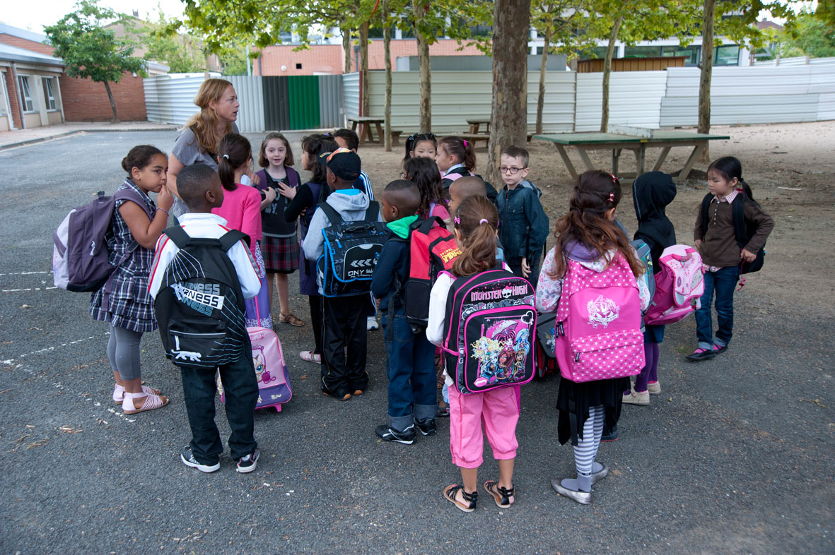 Enfants dans la cour 