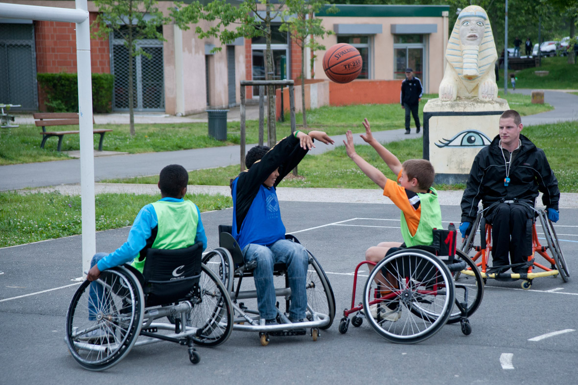 De jeunes valides s’initient au basket en fauteuil à Albi.