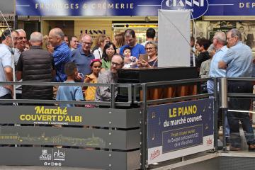 Inauguration du piano en libre-service au Marché couvert