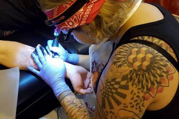 Les tatoueurs vont pimenter le parc des expositions